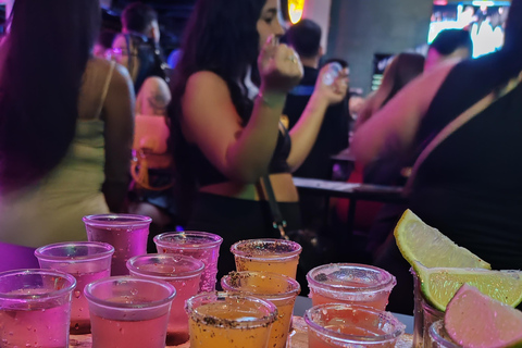 San José: Festa em San José com bebidas e comidaSão José: Festa em São José com bebidas e comida