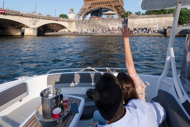 Paris: Private Seine River Cruise Paris: Private Seine River Cruise with Guide