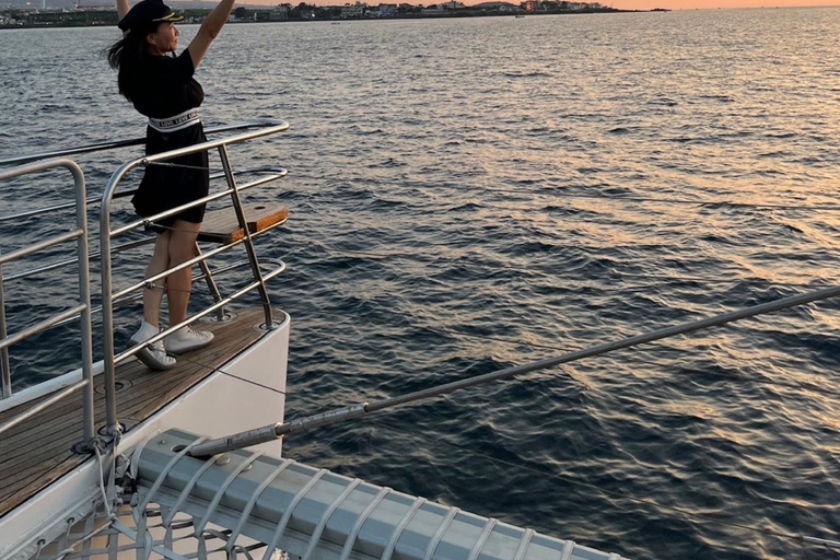 Jeju: Yacht Tour with Optional Sunset or Haenyeo Experience Sunset Tour