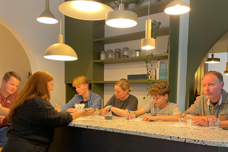 Monaco: laboratorio di creazione di profumi con un profumiere