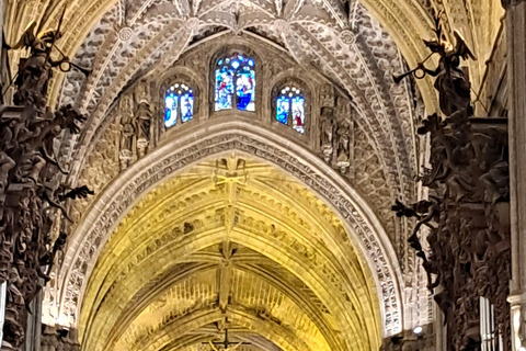 Guided visit of the Royal Alcazar, Cathedral, and Giralda with priority access Guided tour of the Royal Alcazar, Cathedral, and Giralda with fast track access