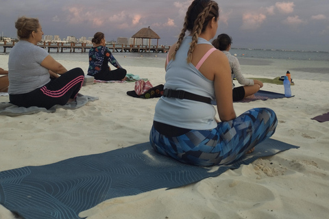 Cancún: Strandyogaklass med guidad meditation