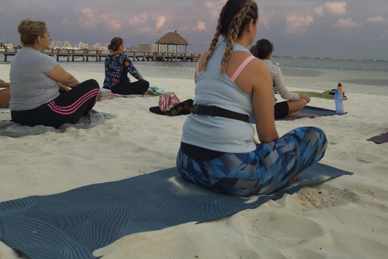 Cancún: Aula de ioga na praia com meditação guiada