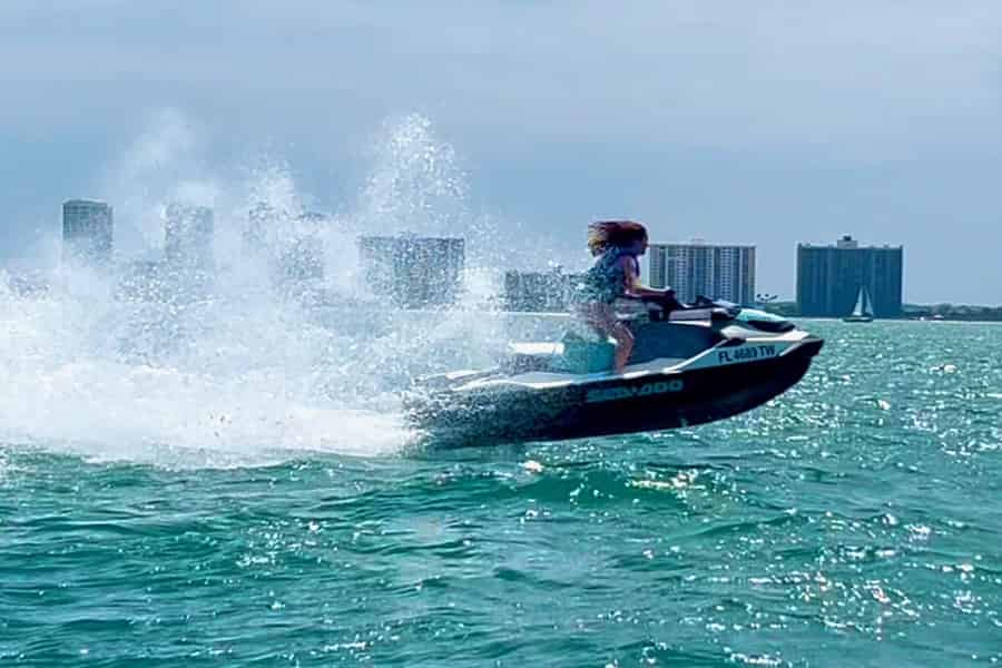 Clearwater: Geführtes JetSki-Abenteuer. Foto: GetYourGuide