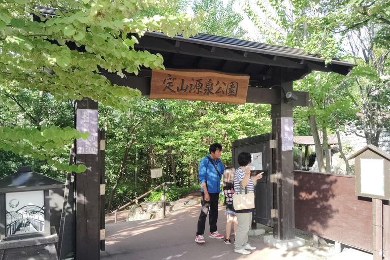 Sapporo: Spacer po Jozankei Onsen z wizytą w świątyni i jaskini