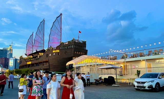 Visit Saigon River Dinner on Cruise with Buffet and live music in Luang Prabang