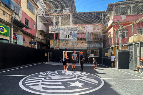 Ervaring in het "Fifa Street"-veld + Favela Tavares Bastos-tourErvaring op het basketbalveld "Fifa Street" + rondleiding door de favela Tavares Bastos