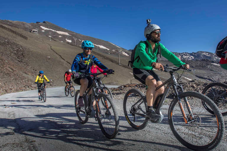 Vanuit Granada: Privétour op een e-bike naar de top van de Sierra NevadaVanuit Granada: Privétour met elektrische fiets naar de top van de Sierra Nevada
