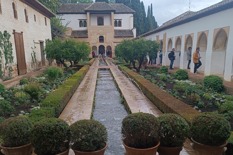 De Sevilha: Viagem de um dia para Granada com entrada para a AlhambraPasseio por Albaicin e mirante para Alhambra e Sierra Nevada