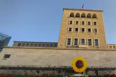 Tirana: mit ungarischen Augen