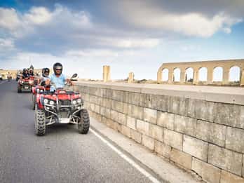 Depuis Malte : Visite d'une journée de Gozo en quad avec déjeuner et tour en bateau