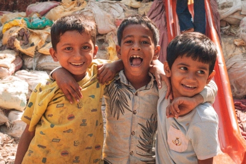 „Slumsy Dharavi: podróż z przewodnikiem z lokalnym przewodnikiem”Wewnątrz slumsów Dharavi: wycieczka z przewodnikiem z lokalnym przewodnikiem