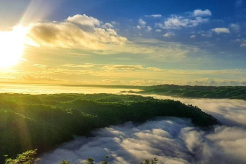 Yogyakarta: Alba a Magunan e tour in canoa alla spiaggia di DriniYogyakarta: alba a Magunan e tour in canoa sulla spiaggia di Drini