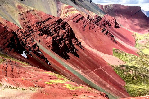 Depuis Cusco : Excursion en quad à la montagne de l&#039;arc-en-ciel et à la vallée rouge