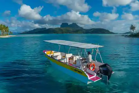 Bora Bora: Boat Cruise with Snorkeling and Historical Sites