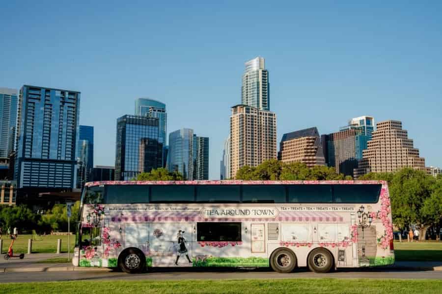 Austin: Bustour „Tea Around Town“ mit Live-Musik. Foto: GetYourGuide