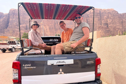 Wadi Rum: Overnight Jeep Tour with Meals and Sandboarding