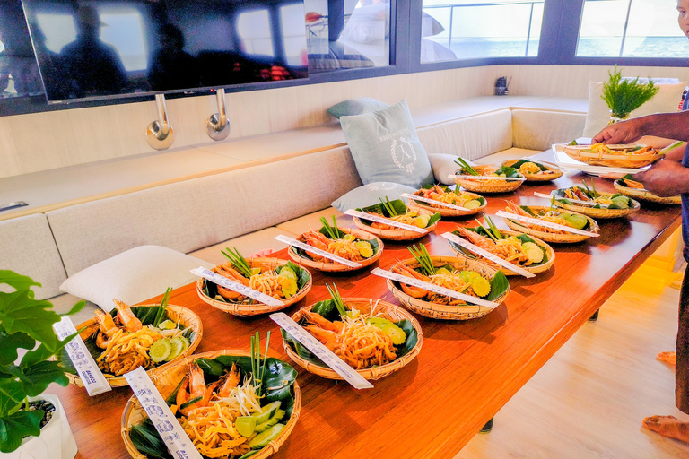 Krabi: Luxuriöse Sonnenuntergangsfahrt zu 4 Inseln mit einem Power-Katamaran