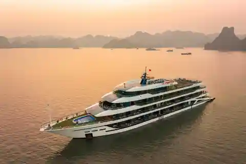 2-Day or 3-Day: Halong&Lan Ha Bay Cruise 5* balcony, bathtub