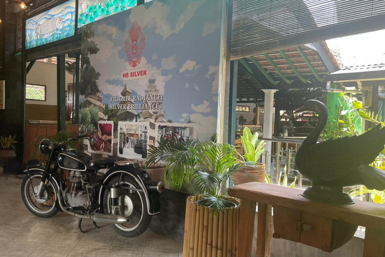 Yogyakarta: o Reino Mataram permanece com o artesanato em prataYogyakarta: Vestígios do Reino Mataram com exposição de prata