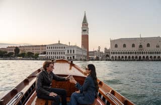 Historische Bootstour durch Venedig bei Sonnenuntergang