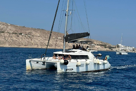Santorini:Cruceros en catamarán por la isla volcánica.