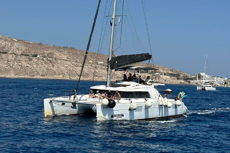 Santorini:Cruceros en catamarán por la isla volcánica.