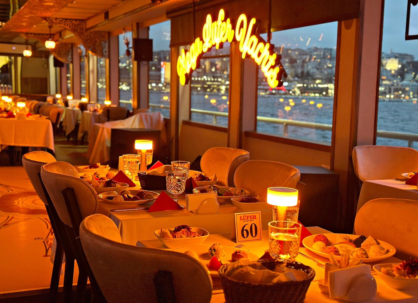 Istanbul: Bosporus-middagscruise og show med privat bord
