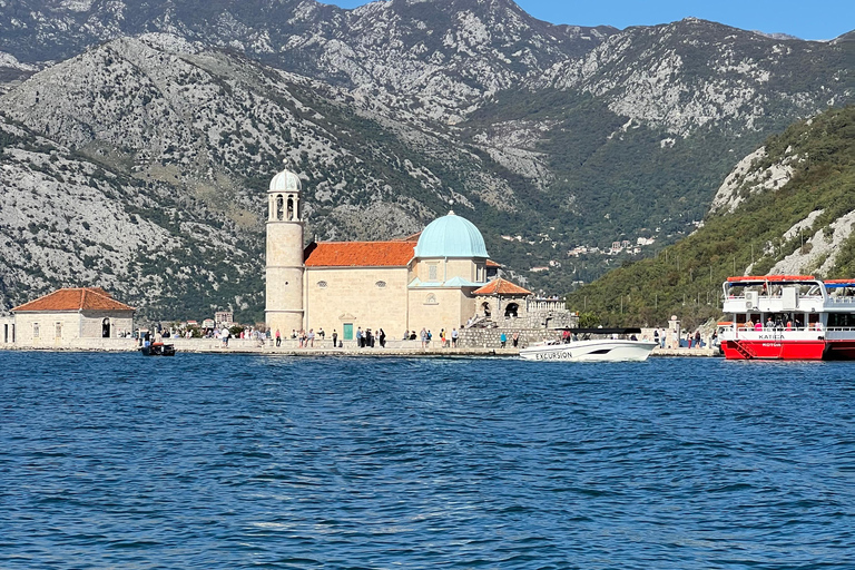 Paraíso Azul: recorrido en barco por la cueva Azul y la bahía de Kotor