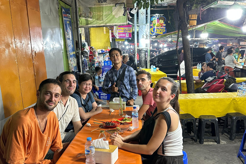 Jakarta: avondwandeltour met snacks en dinerJakarta: nachtelijke wandeltour met snacks en diner