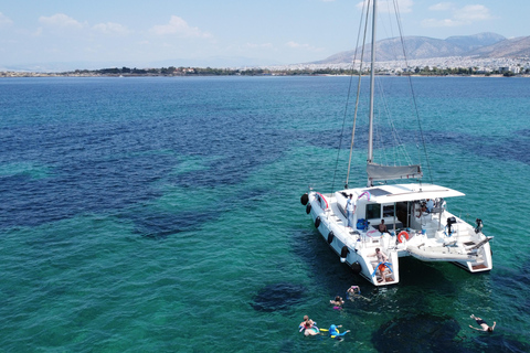 Croisière privée en catamaran sur la Riviera d'Athènes avec repas et boissonsCôte d'Athènes : Croisière privée en catamaran avec repas et boissons