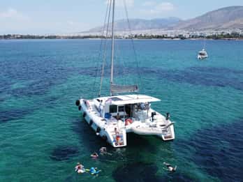 Crucero privado en catamarán por la Riviera de Atenas con comida y bebidas