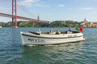 Luxuriöse, entspannte Bootstour in Lissabon mit offener Bar und Snacks