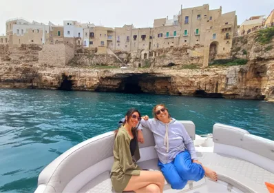 Polignano: Private Bootstour zu den Höhlen mit Schwimmen und Aperitif