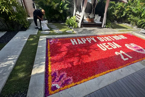 Decoração de flores na piscina em Bali: Tudo Incluído