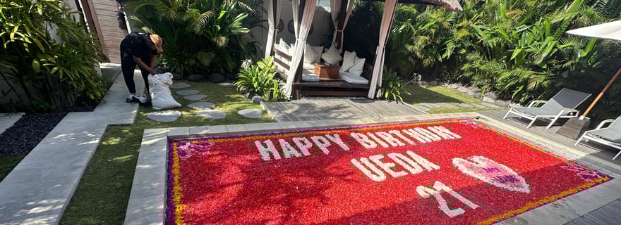 Décoration florale de la piscine à Bali : Tout compris