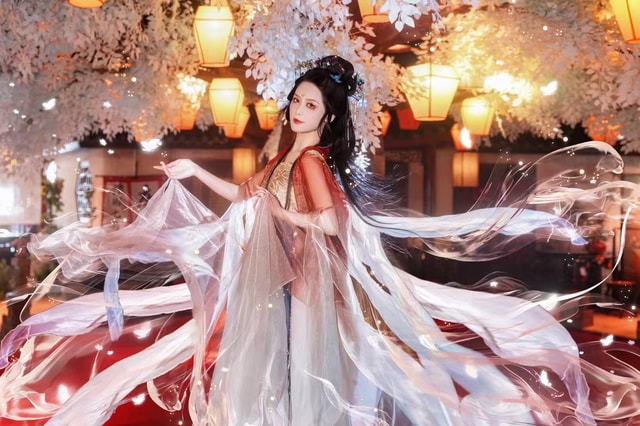 Old Shanghai: Hanfu Photoshoot Walking Tour Experience