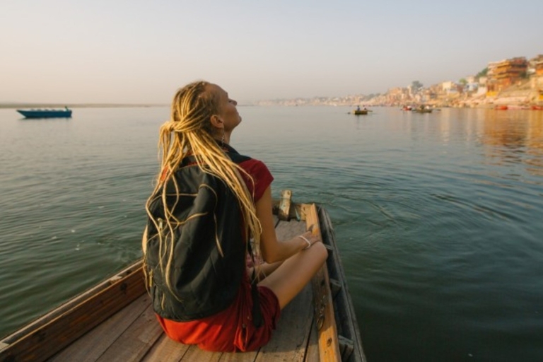 Varanasi: Prywatna wycieczka po Varanasi z SarnathPrywatna kabina AC, przewodnik na żywo, opłaty za wstęp i rejs łodzią