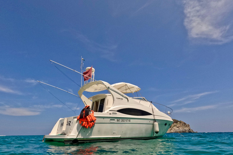 Private yacht tour of the Huatulco Bays Small yacht for 8 people