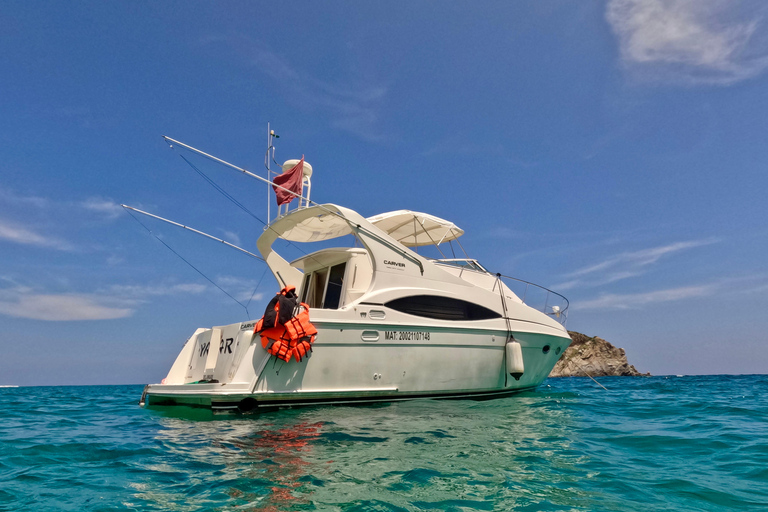 Private yacht tour of the Huatulco Bays Small yacht for 8 people