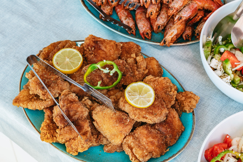 Santorin : Croisière en catamaran avec repas et boissonsCroisière matinale premium avec BBQ et boissons