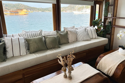 Labuan Bajo: 3-Day Komodo Sailing Tour Studio Cabin + Private Bathroom