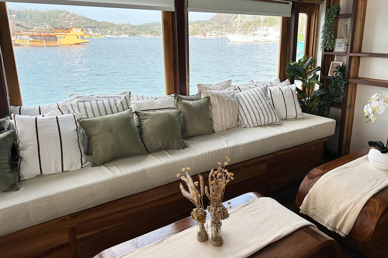 Labuan Bajo: 3-Day Komodo Sailing Tour Studio Cabin + Private Bathroom