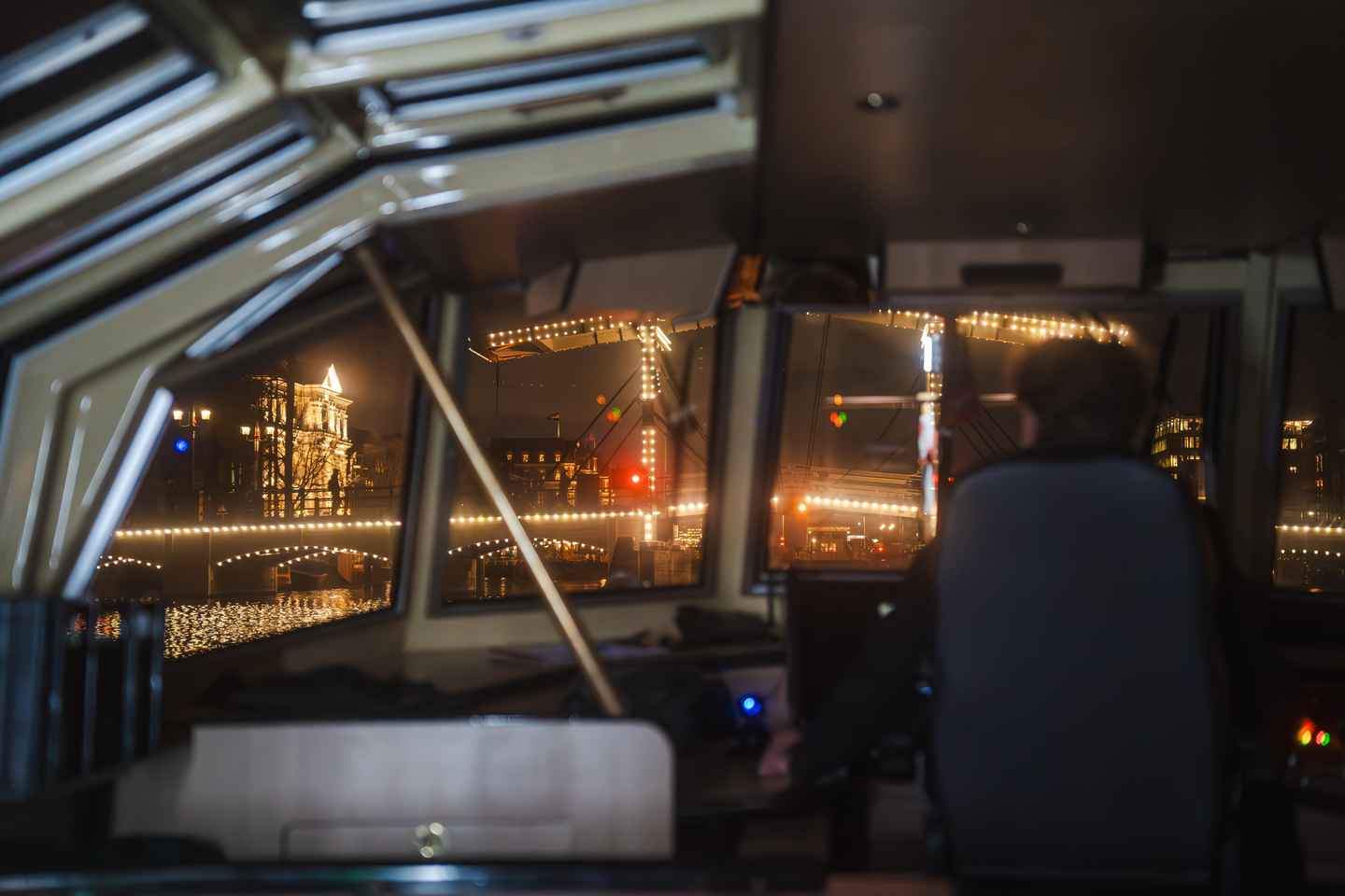 Amsterdam: Cheese & Wine Cruise Tasting Experience