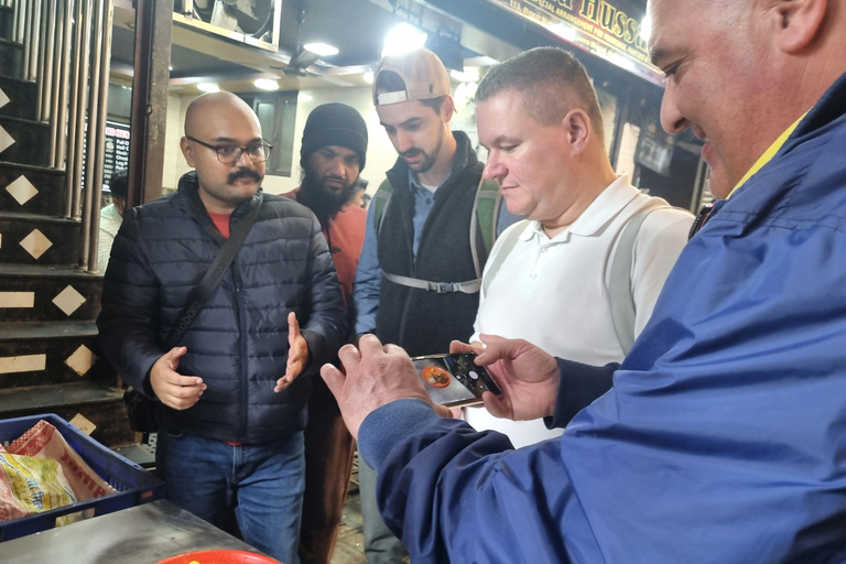 Delhi : Visite gastronomique de nuit avec dîner et visite d'un templeVisite gastronomique nocturne de Old Delhi avec dîner et visite d'un temple