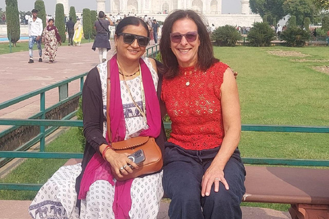 Depuis Delhi : visite du Taj Mahal avec guide fémininExcursion avec un guide touristique local féminin bien informé.