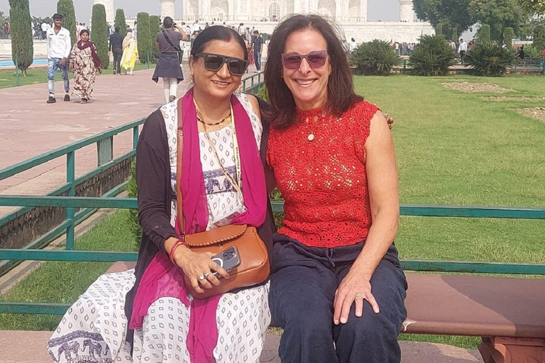 Depuis Delhi : visite du Taj Mahal avec guide fémininExcursion avec un guide touristique local féminin bien informé.