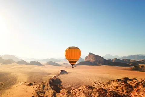 Wadi Rum: 1-dniowy lot balonem o wschodzie słońca nad doliną Rum i transfer