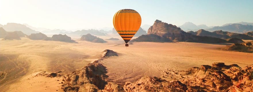 Wadi Rum : 1 journée en montgolfière au-dessus de la vallée de Rum au lever du soleil et transfert