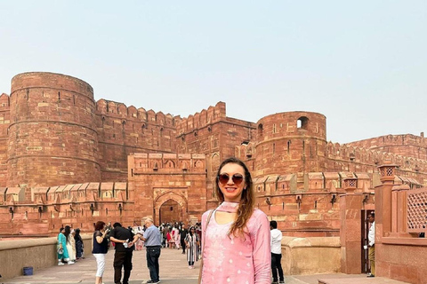 Aluga um sari ou um pijama kurta para visitar o Taj Mahal e tirar fotografias